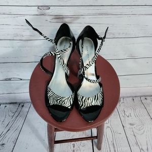 Pre-owned. " Dana Buchman" woman's high heels 👠